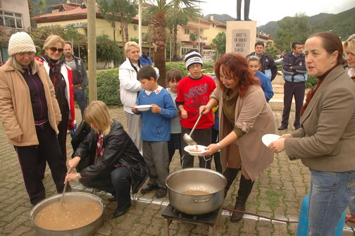 kazanlarla "Aşure" pişirip dağıttı.