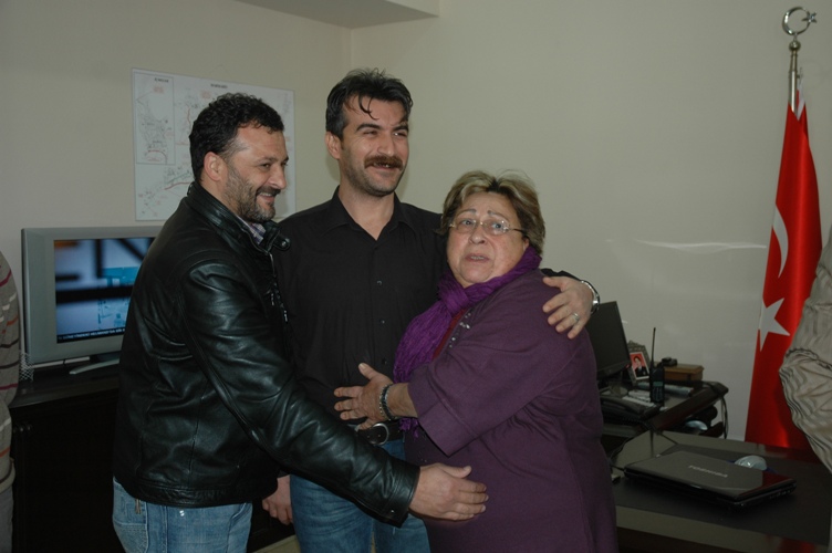 Polislere sarılıp ağladı