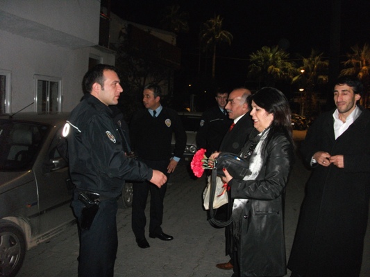 MHPliler Yeni Yılda karanfil dağıtarak girdiler