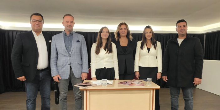 MARMARİS’TE ANNE KIZ AYNI İMZA GÜNÜNDE! HAYRİYE AKOK VE KIZI LİDYA LEYLA AKOK KİTAPLARINI İMZALADI