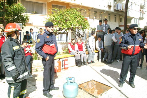 İTFAİYEDEN ÖĞRENCİLERE YANGIN EĞİTİMİ VERİLDİ.