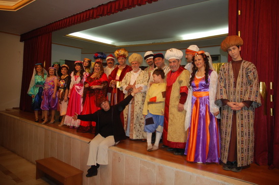 ‎Pazar akşamı Tiyatroya...