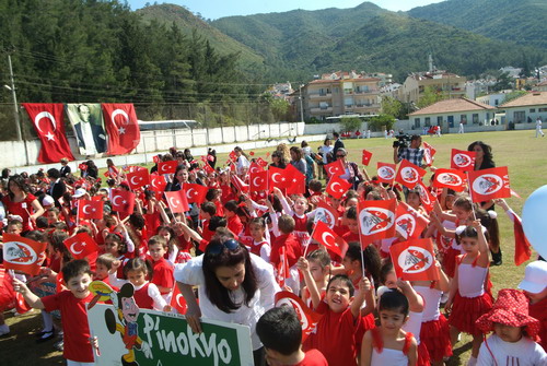 Marmaris'te de coşkuyla kutlandı