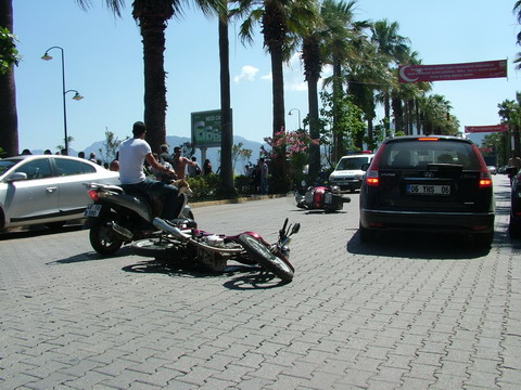 Kafa kafaya çarpıştılar