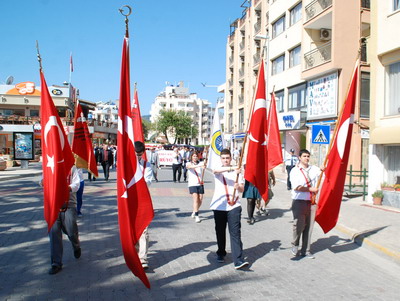 Gençlerimiz Ataya yürüdü