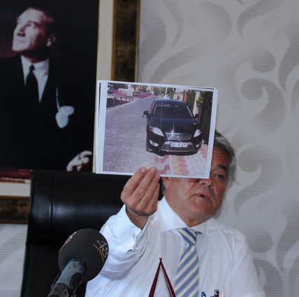 Acar'dan fotoğraflı yanıt