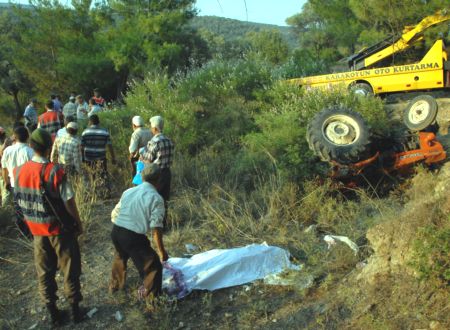 Devrilen Traktörün Altında Kaldı
