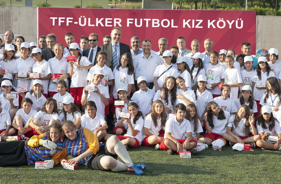 Murat Ülker geleceğin futbolcularıyla buluştu