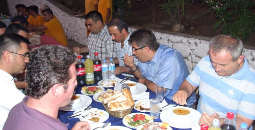 AK PARTİLİLER ORMAN YANGIN EKİBİ İLE İFTARDAYDILAR