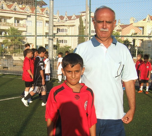 Torun büyüdüğünde ya futbolcu olacağım yada vali diyor.