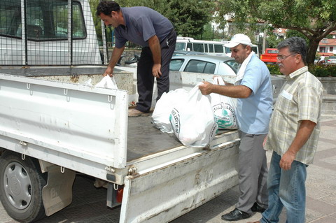 Sahiplerine Erzak Dağıtımı Yapıyor