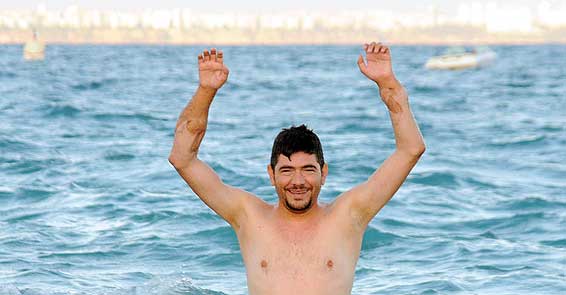 Çift Kol Nakli Olan Cihan, Denize Girip Kulaç Attı