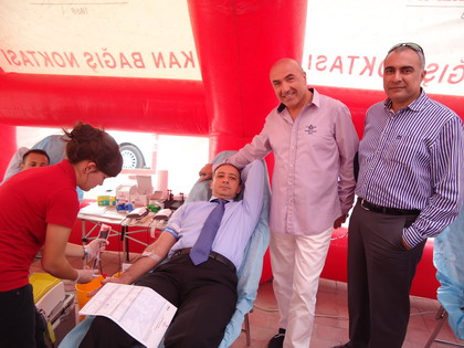 AK Partililerden depremzedelere kan bağışı