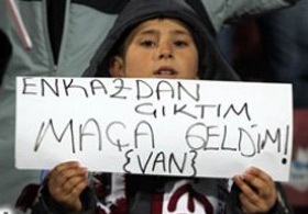 Avni Aker'de Duygulandıran Pankart