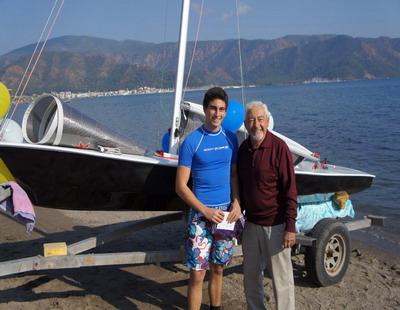 Evinin bahçesinde tekne yaptı