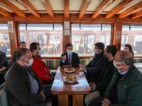Başkan Aras Günlük Gezi Yapan Denizcilerle Bir Araya Geldi