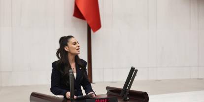 Gizem Özcan’dan Asgari Ücret Çıkışı: “Emekçiler alın teriyle büyüttüğü pastadan kırıntı değil hakkını istiyor”