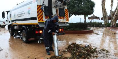 SAHİLLERDE YOĞUN TEMİZLİK MESAİSİ