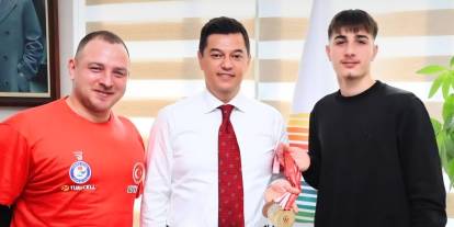 Başkan Ünlü, Marmaris’in Gururu Kadir Kürşat Barbaros’u Tebrik Etti