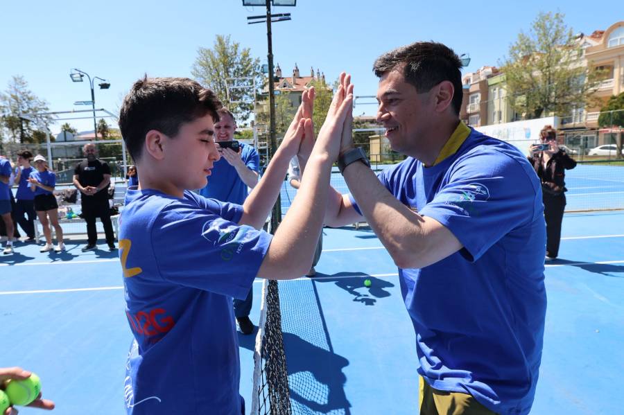 otizm-farkindalik-tenis-maci-2.jpeg