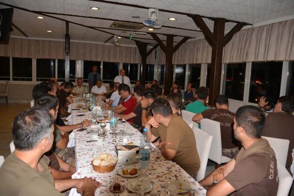 mugla-valisi-operasyonda-gorev-yapan-asker-ve-polislerle-yemek-yedi-_6924_dhaphoto2.jpg